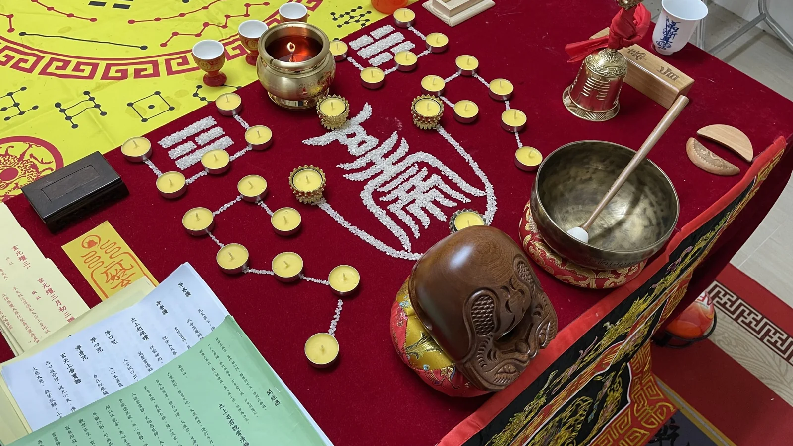 三月聯合聖壽法會暨玄天上帝燈儀,供桌上的燈盞與法器。