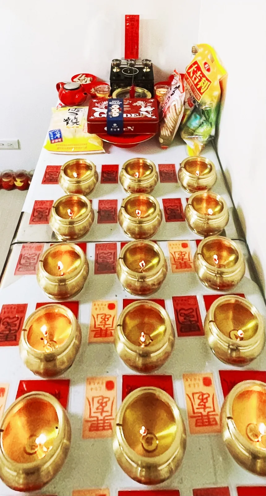 元神燈儀,燈盞與壇前供品。